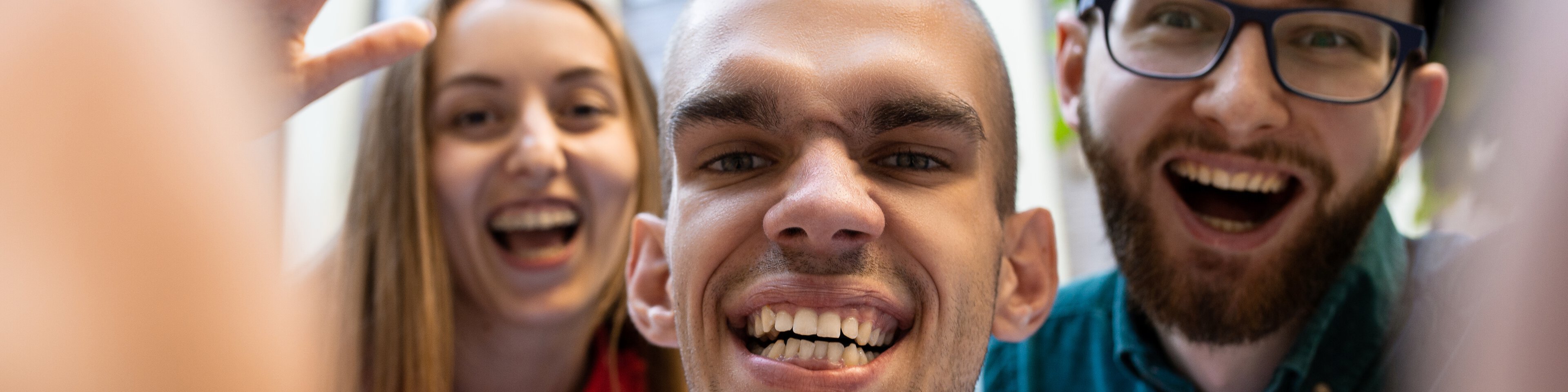 Drei Menschen lachen in Kamera | © Master1305/Shutterstock